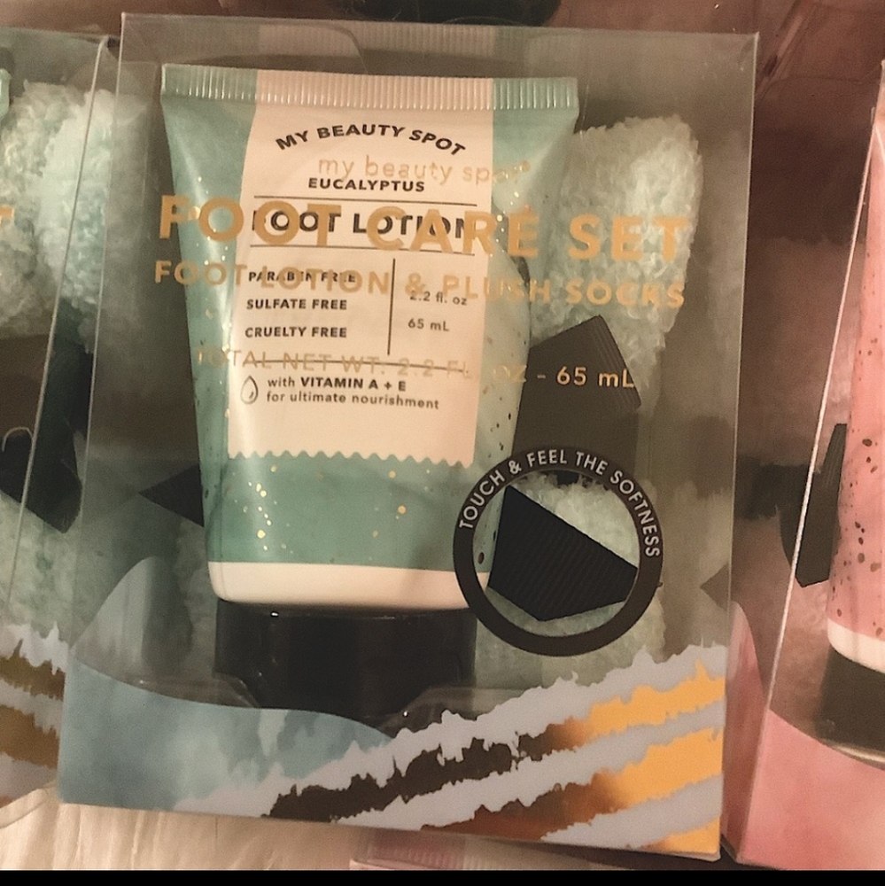 Foot care lotion w/ soft fuzzy socks